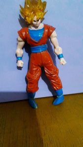 Boneco Goku todo arrebentado