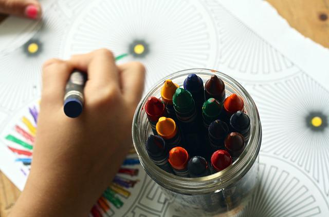 Criança Desenhando